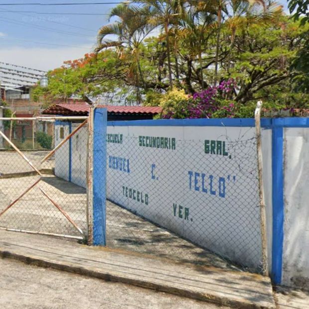 En Teocelo, la secundaria Manuel C. Tello enfrenta vandalismo y quema de material