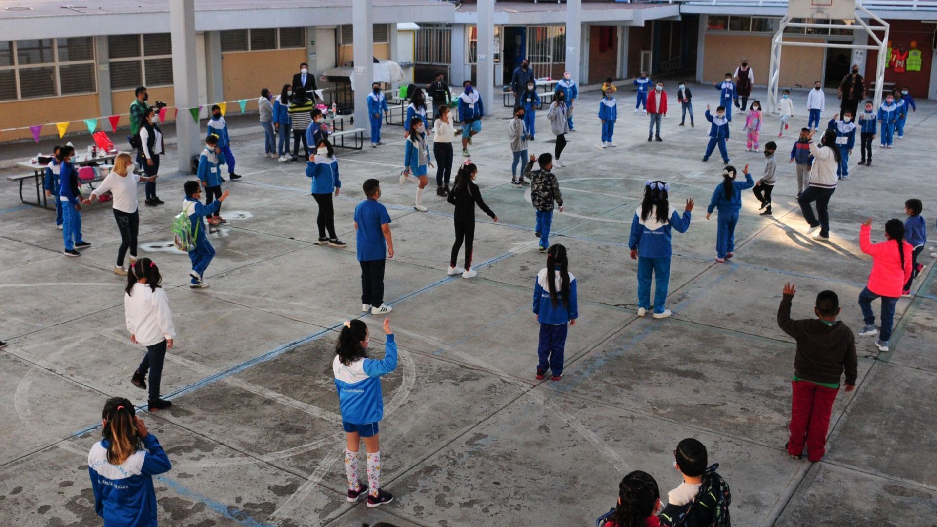 Alumnos de escuela de educación básica