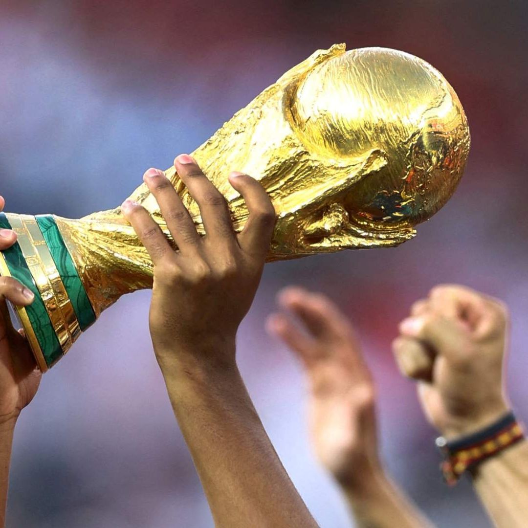 Jugadores españoles levantan el trofeo de la Copa Mundial mientras celebran la victoria. Foto: Reuters