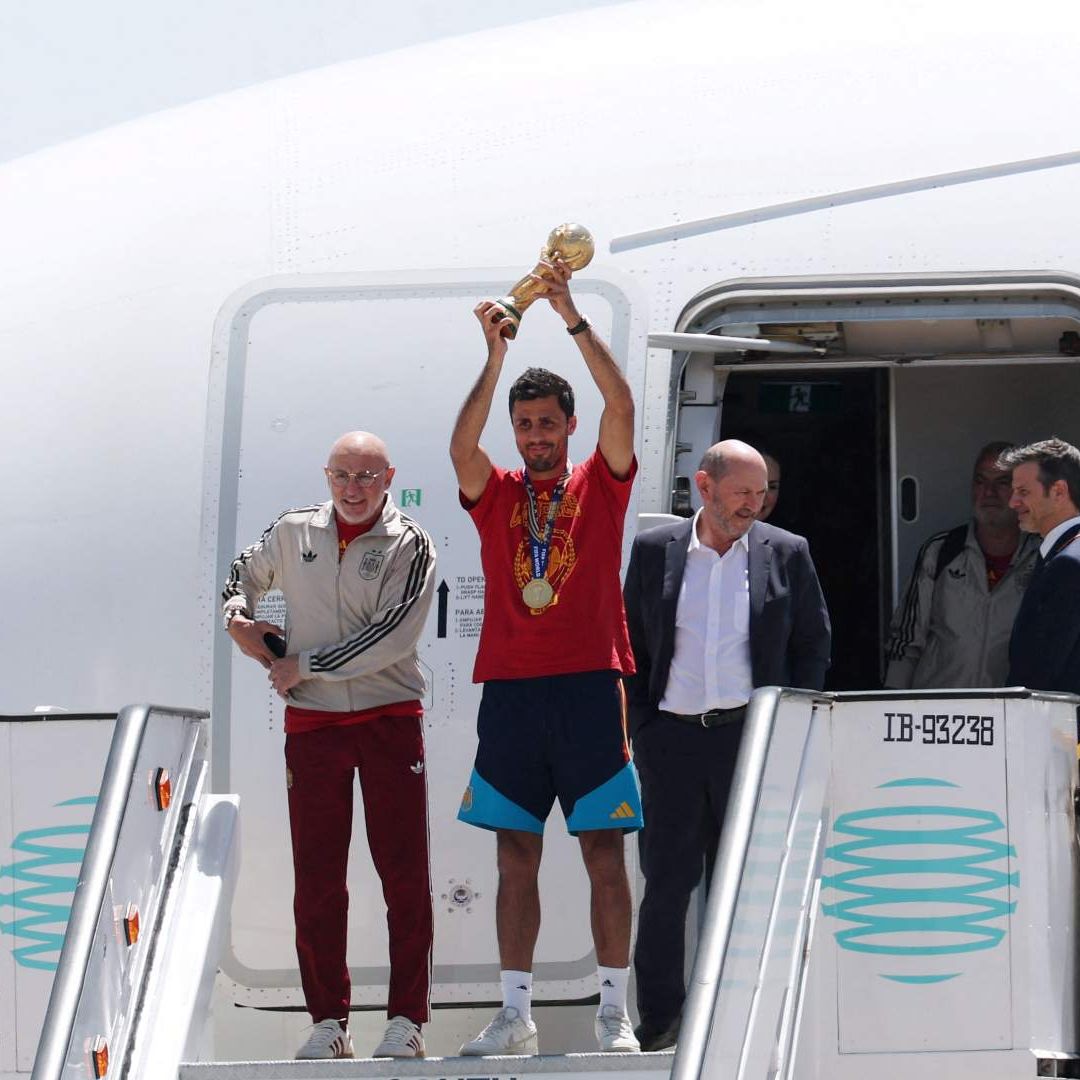 Los jugadores de España regresan a Madrid tras ganar la Copa del Mundo. Rodri muestra el trofeo. Foto: Reuters