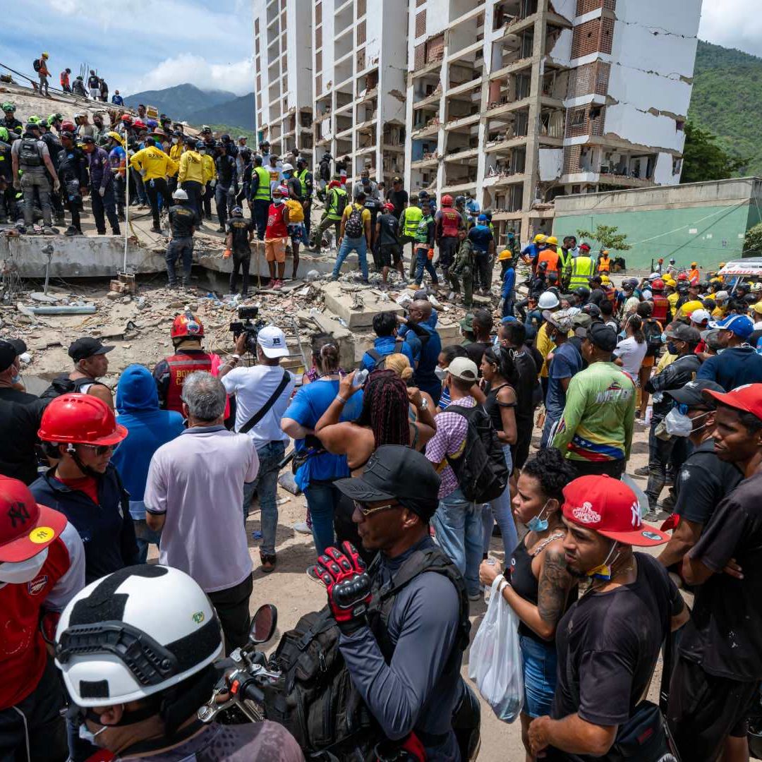 Rescatistas trabajan en uno de los edificios colapsados. Foto: AFP