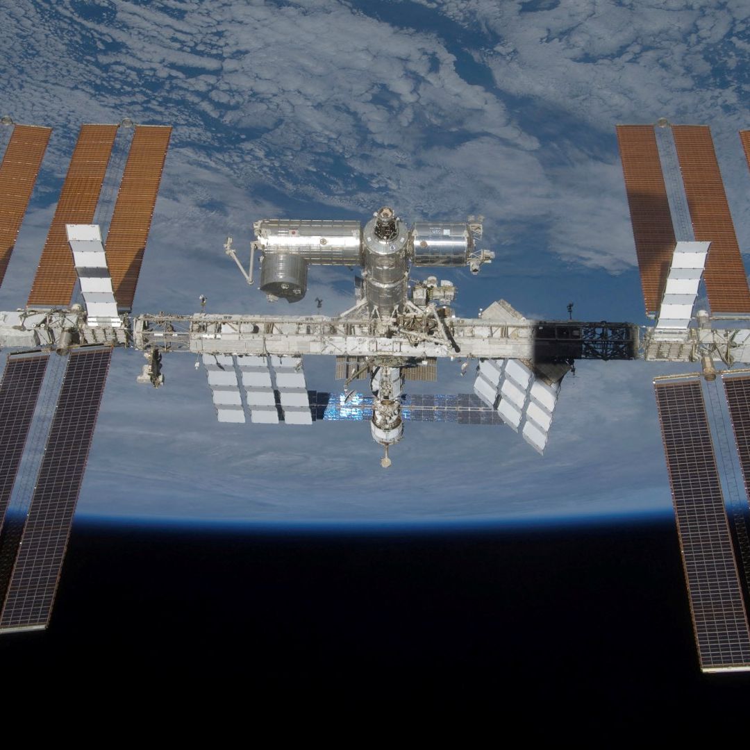 La Estación Espacial Internacional con todos sus paneles solares en marzo 2009. Foto: NASA vía Reuters | Archivo