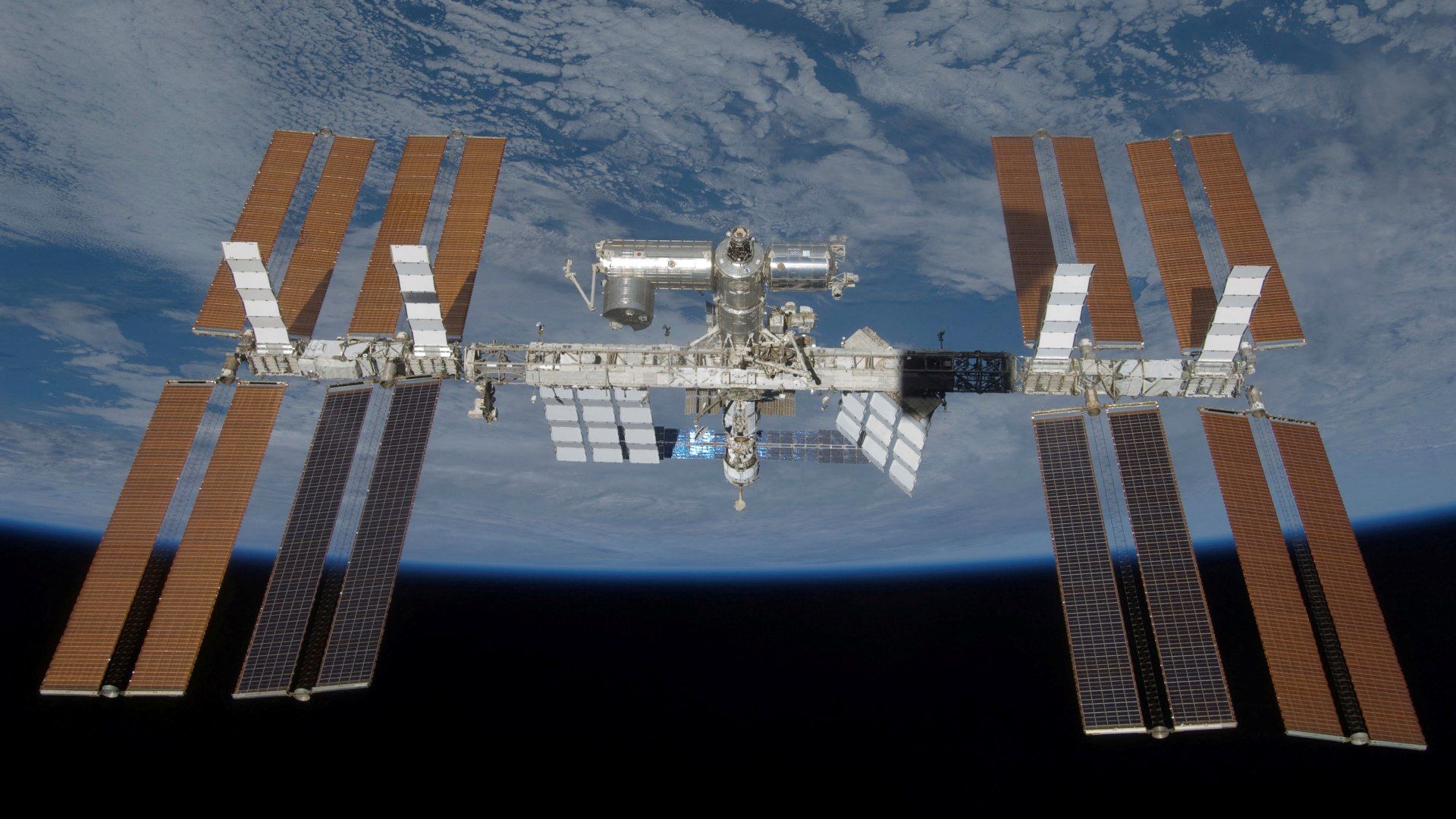 La Estación Espacial Internacional con todos sus paneles solares en marzo 2009. Foto: NASA vía Reuters | Archivo
