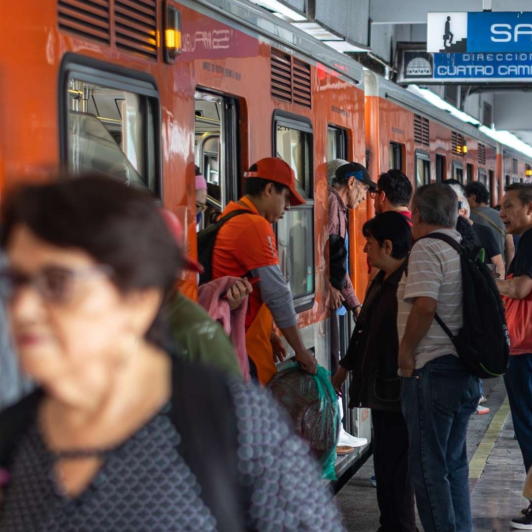 Usuarios del Metro en la Línea 2