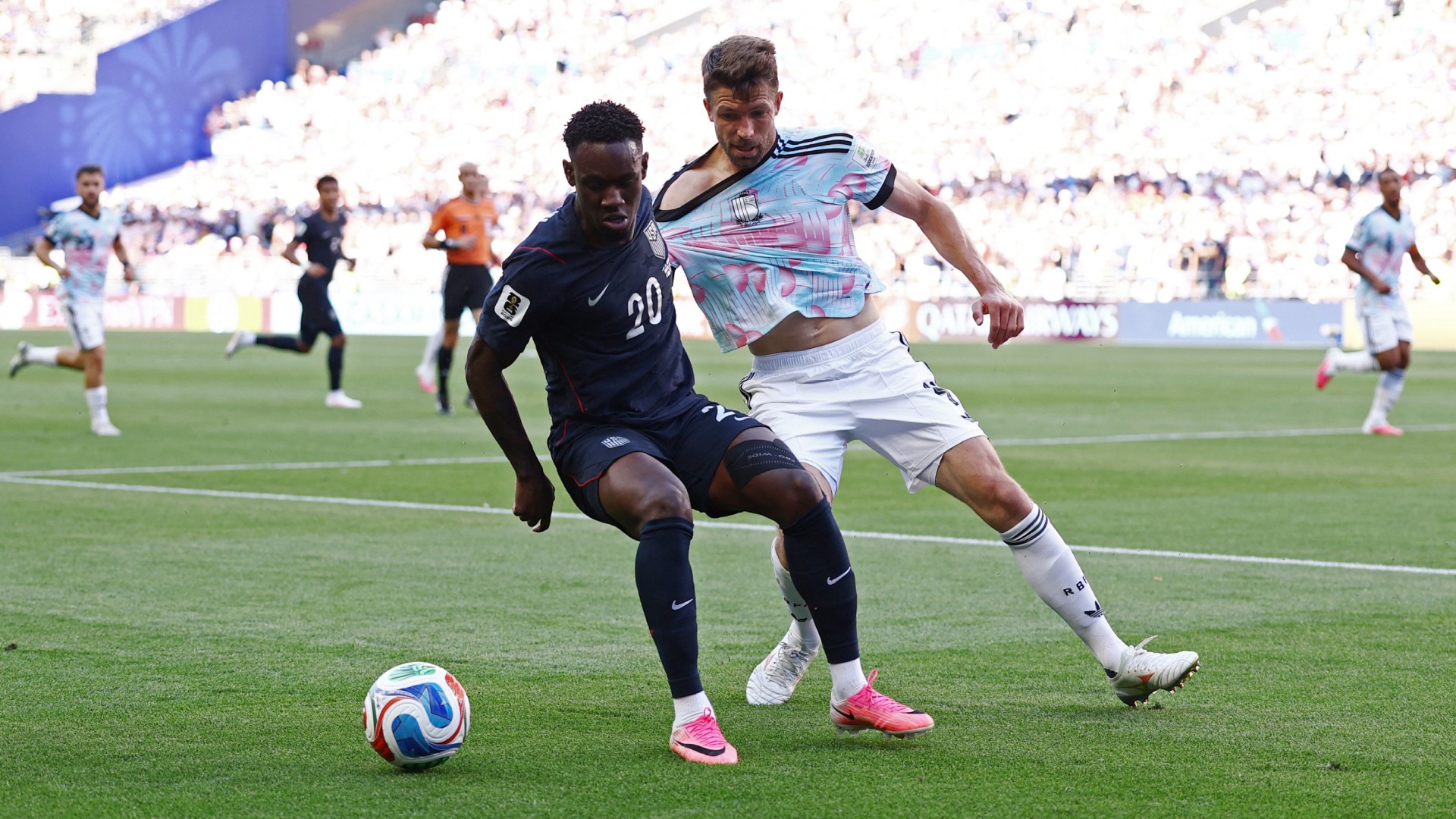 Folarin Balogun de Estados Unidos enfrenta a la zaga de Bélgica en el partido de octavos de final