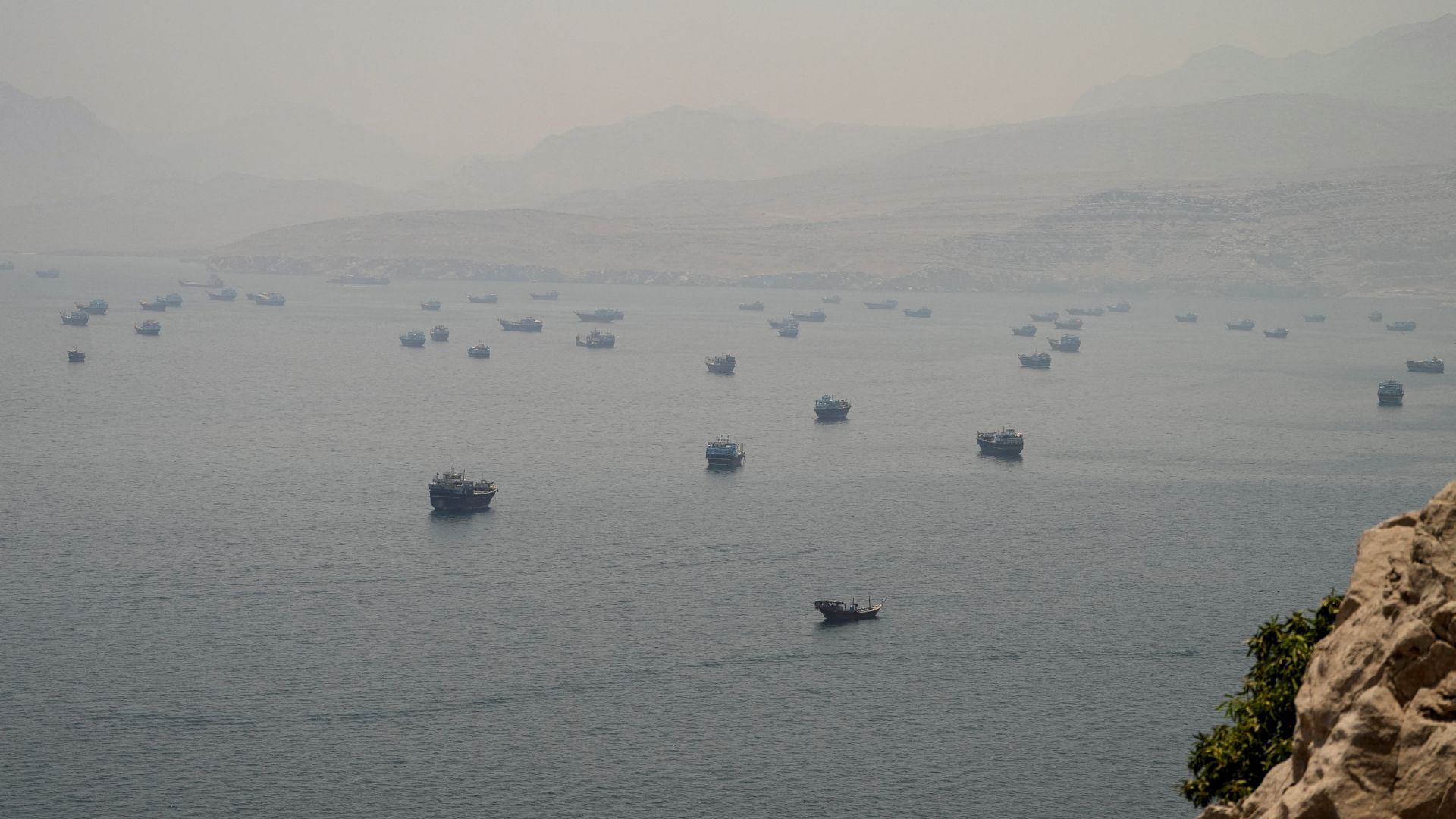 Buques anclados en el estrecho de Ormuz