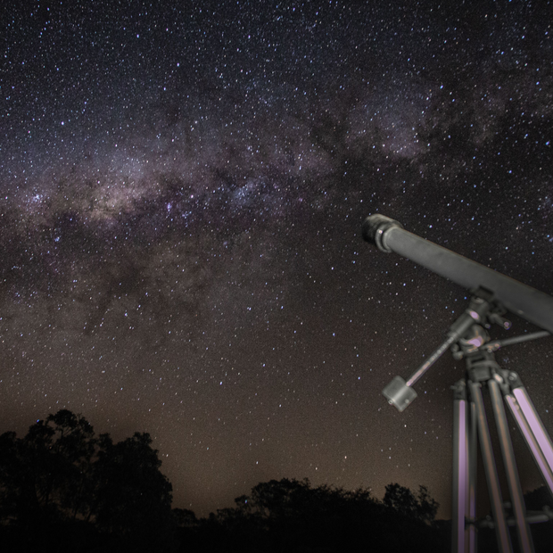 Telescopio apunta al cielo