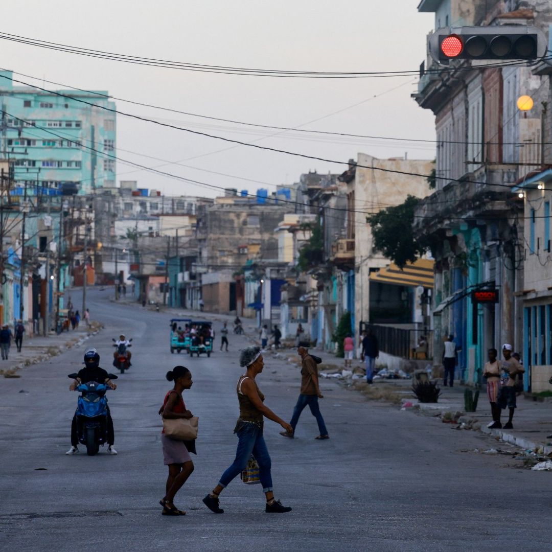 Cubanos caminan en calles de la isla