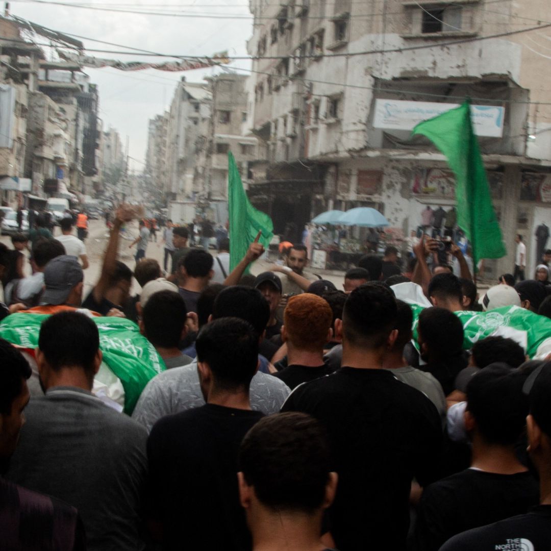 Palestinos transportan cuerpos envueltos en banderas de Hamás