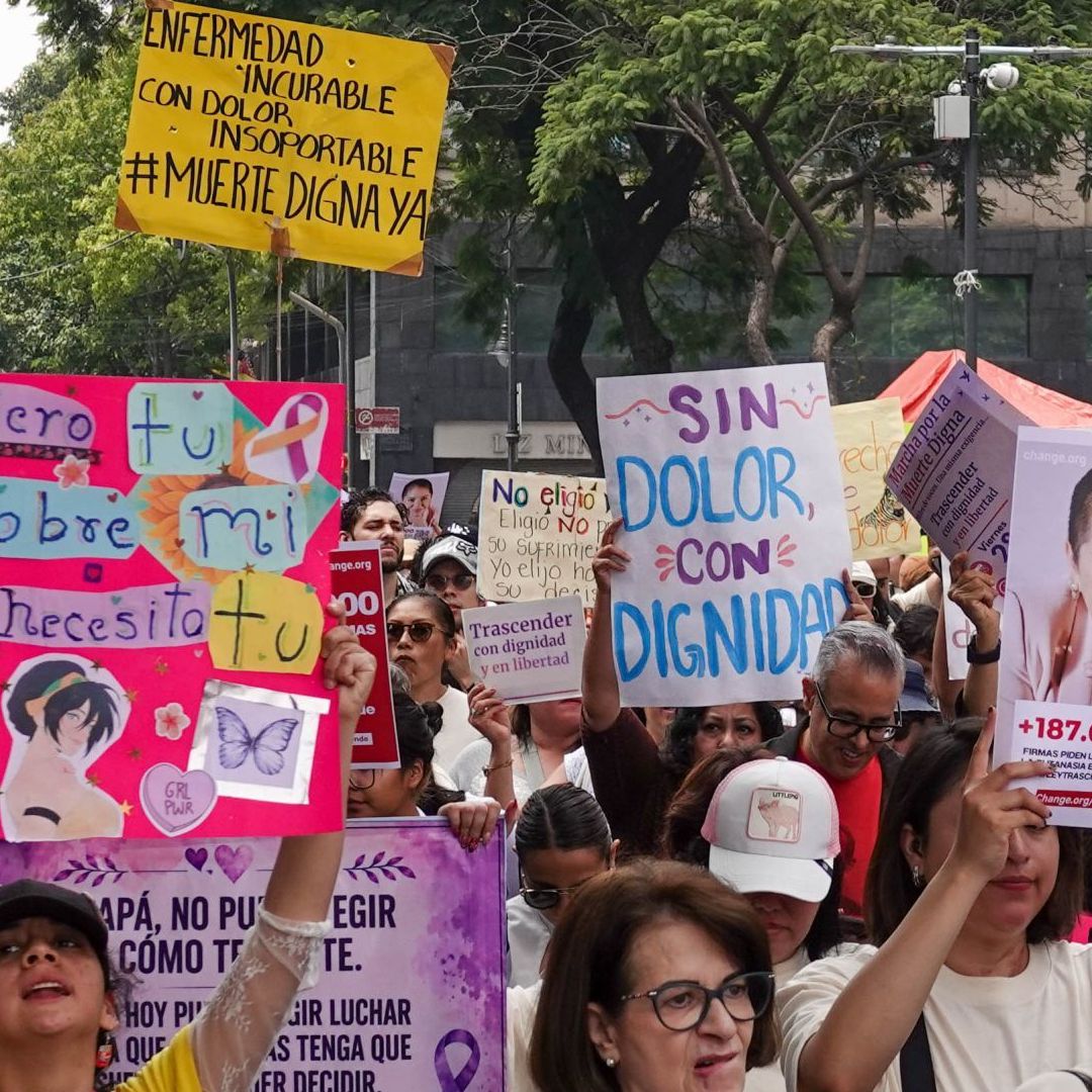 Colectivos durante la primera manifestación por una muerte digna y eutanasia en la CDMX