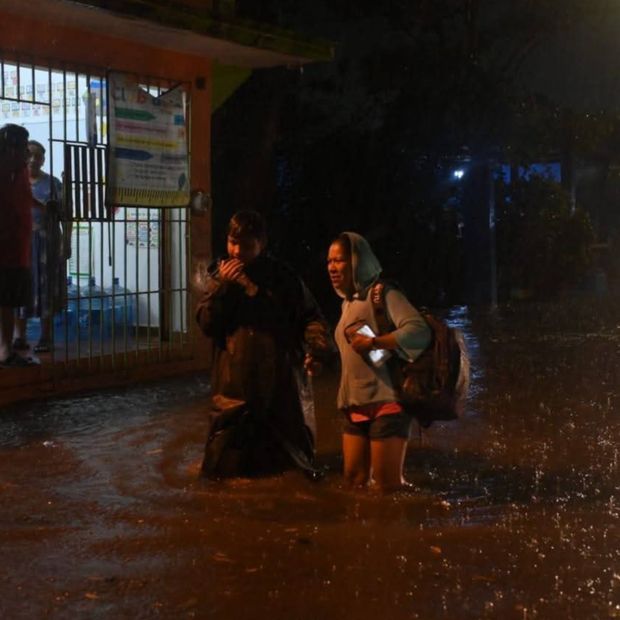 La lluvia y el viento causan estragos en Coatzacoalcos. Las autoridades evacúan colonias ante el aumento del río