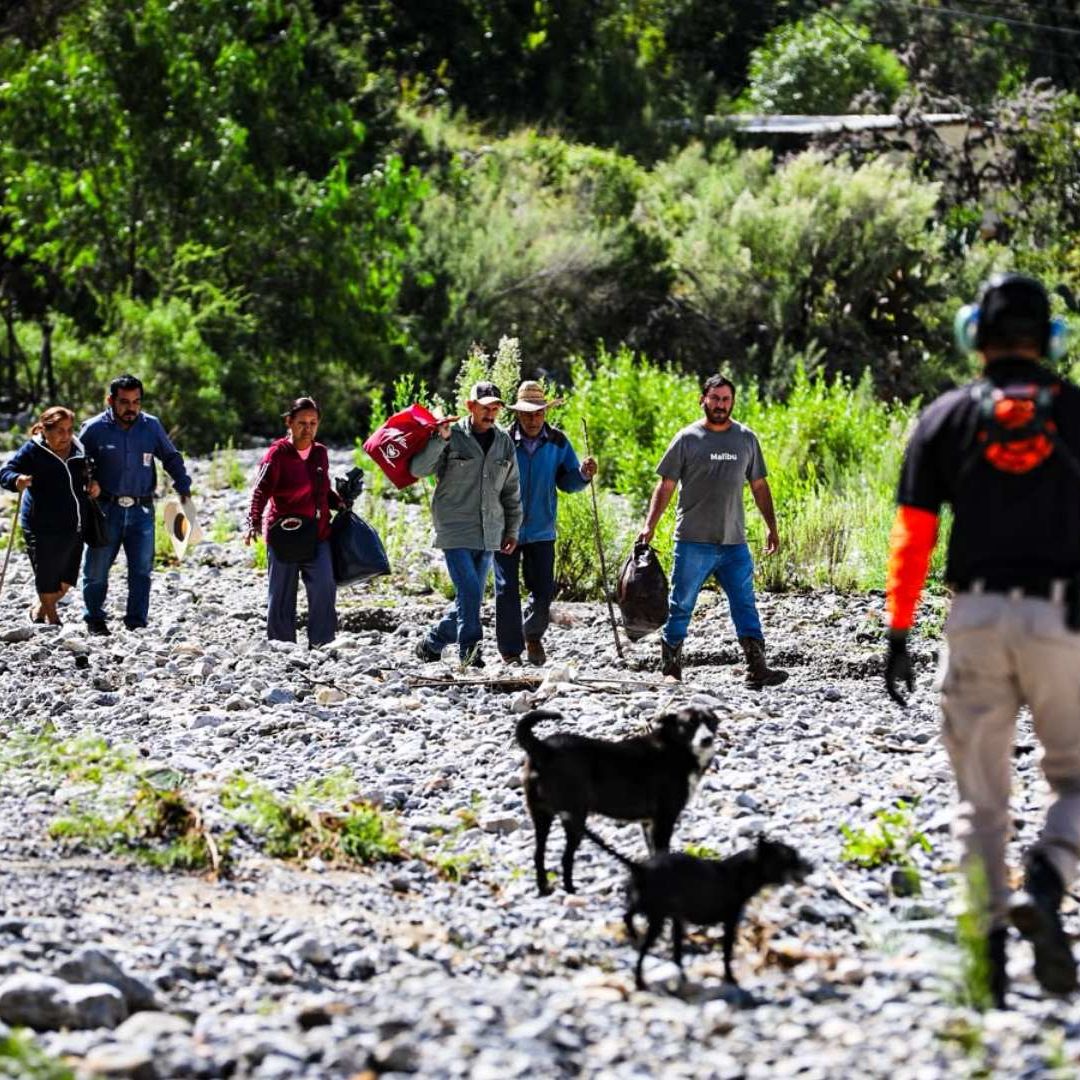 Protección Civil evacúa a habitantes de dos comunidades en Santa Catarina