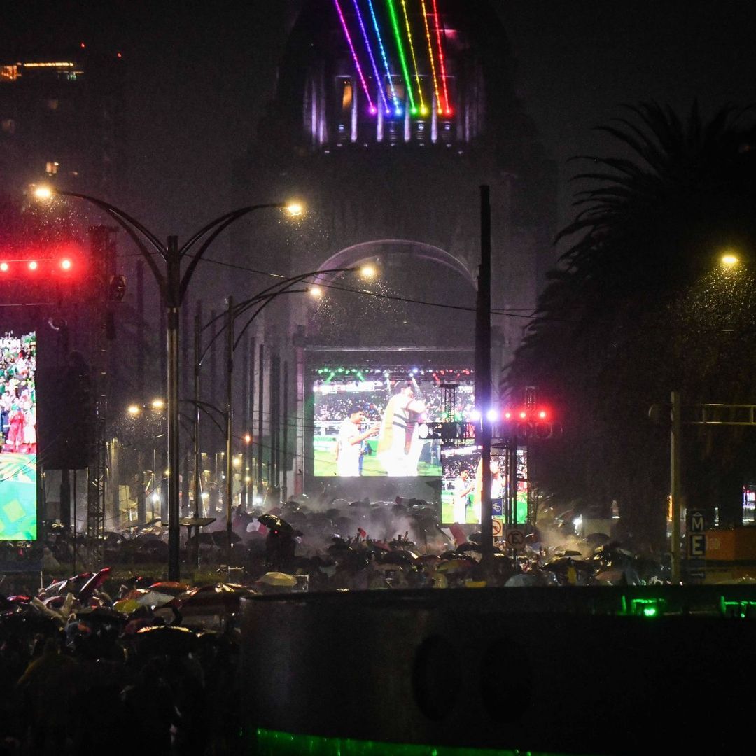 Cientos de aficionados en el evento en el Monumento a la Revolución.
