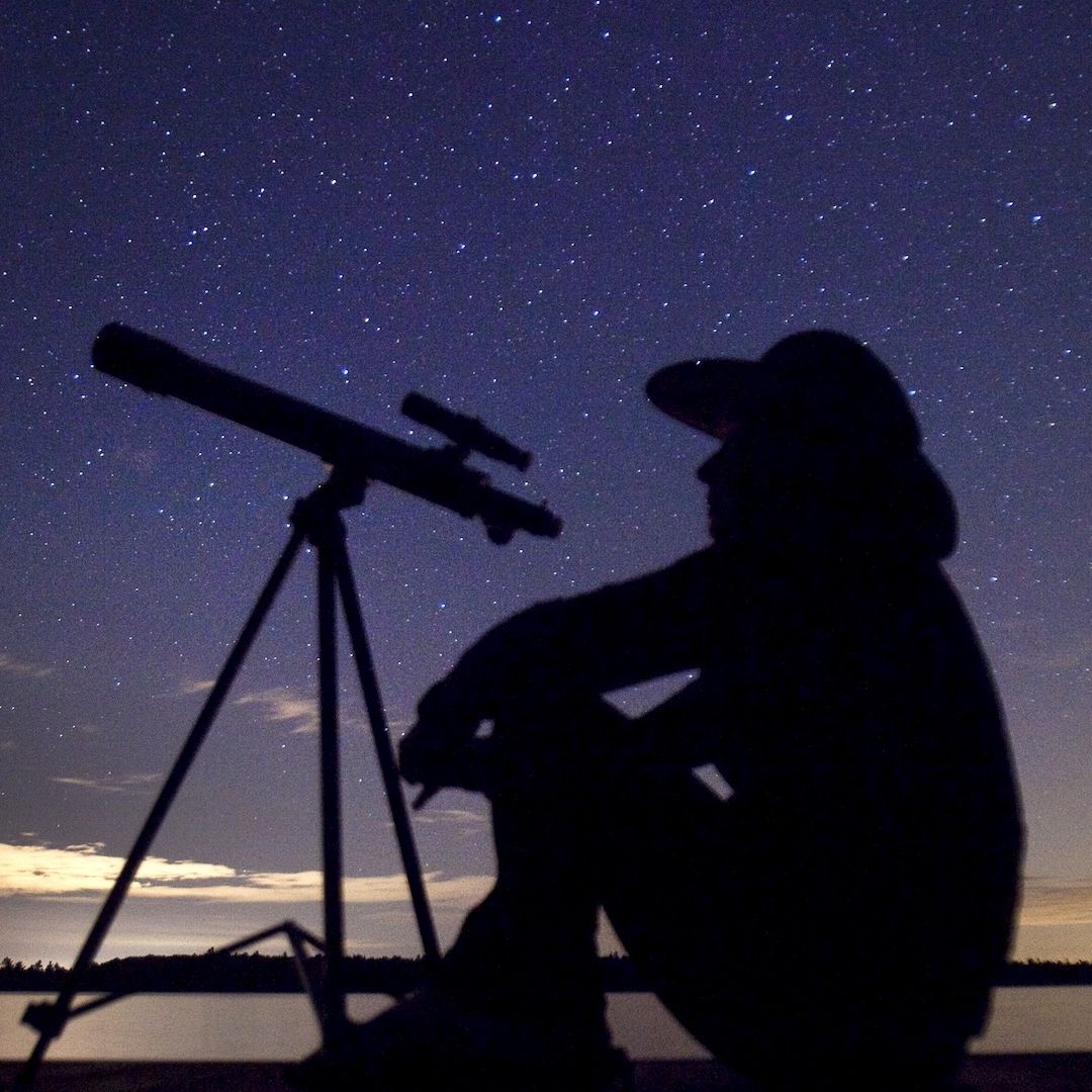 Sujeto mira por un telescopio