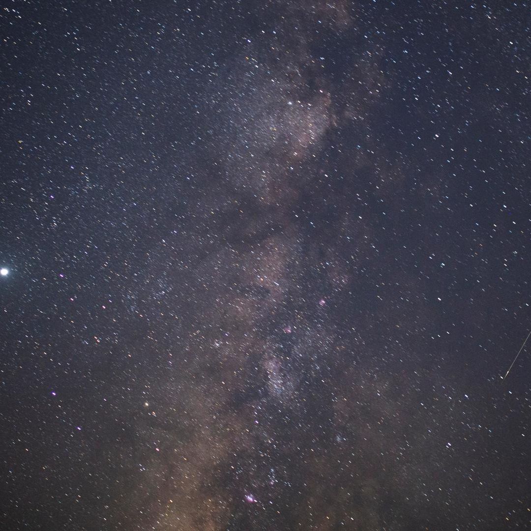 Lluvia de Estrellas Perseidas: Un meteoro cruza el cielo nocturno entre las estrellas durante la lluvia anual de las Perseidas.