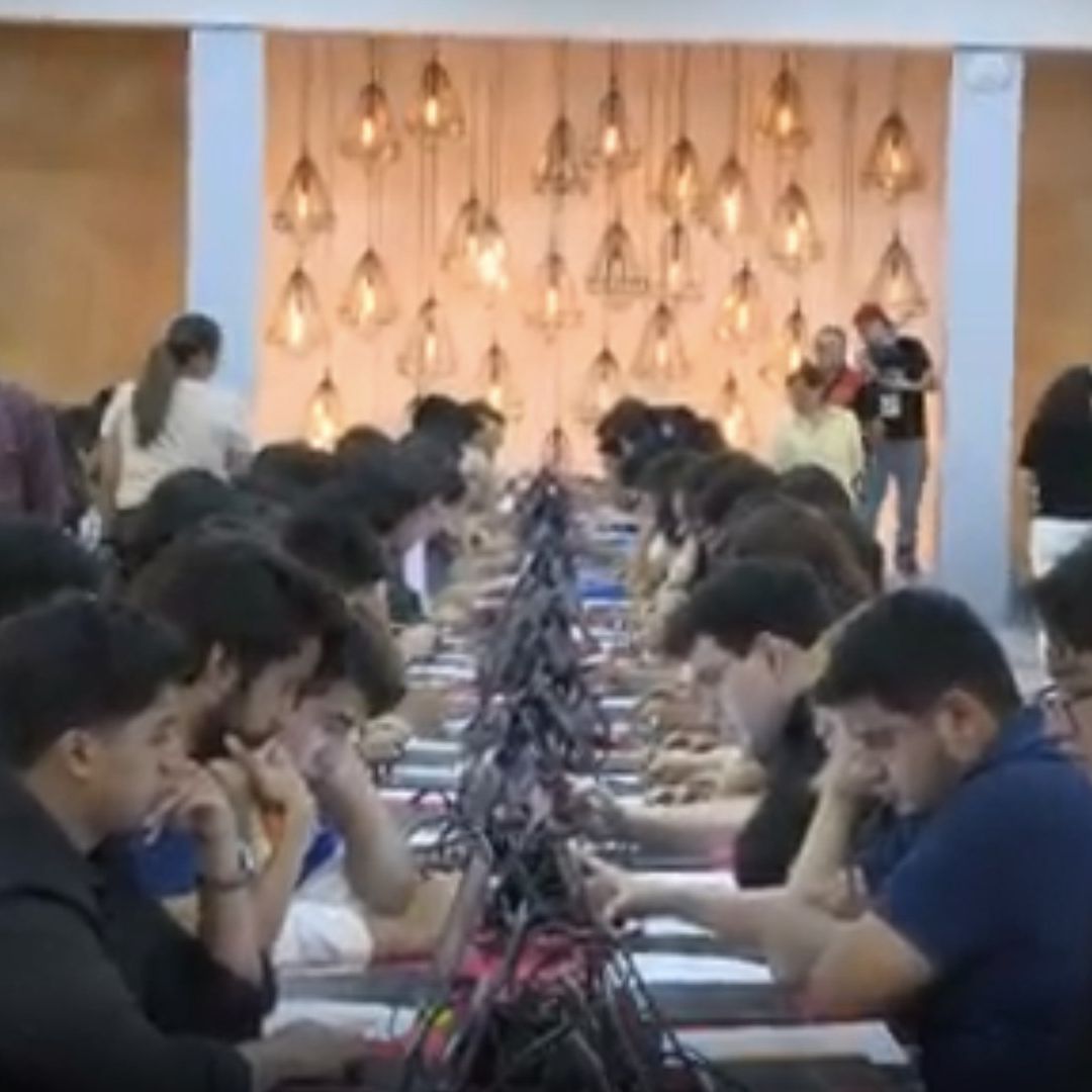 Cientos de alumnos acudieron a presentar el examen.