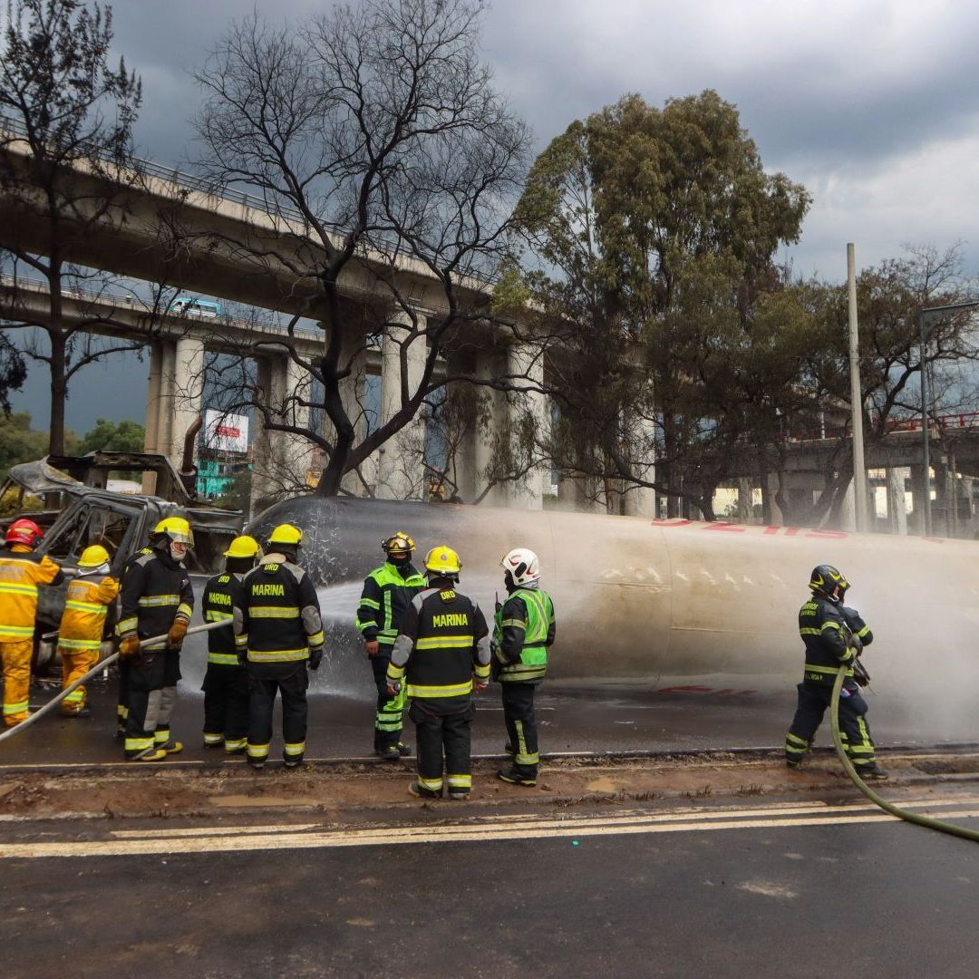 Bomberos sofocan el incendio tras la explosión de una pipa de gas en Iztapalapa, en septiembre de 2025