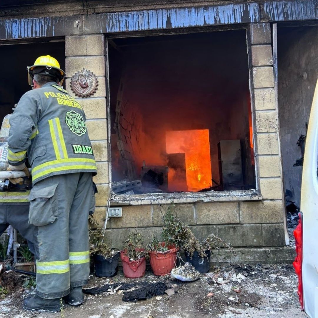 Bomberos sofocaron el incendio en Geovillas del Sur.