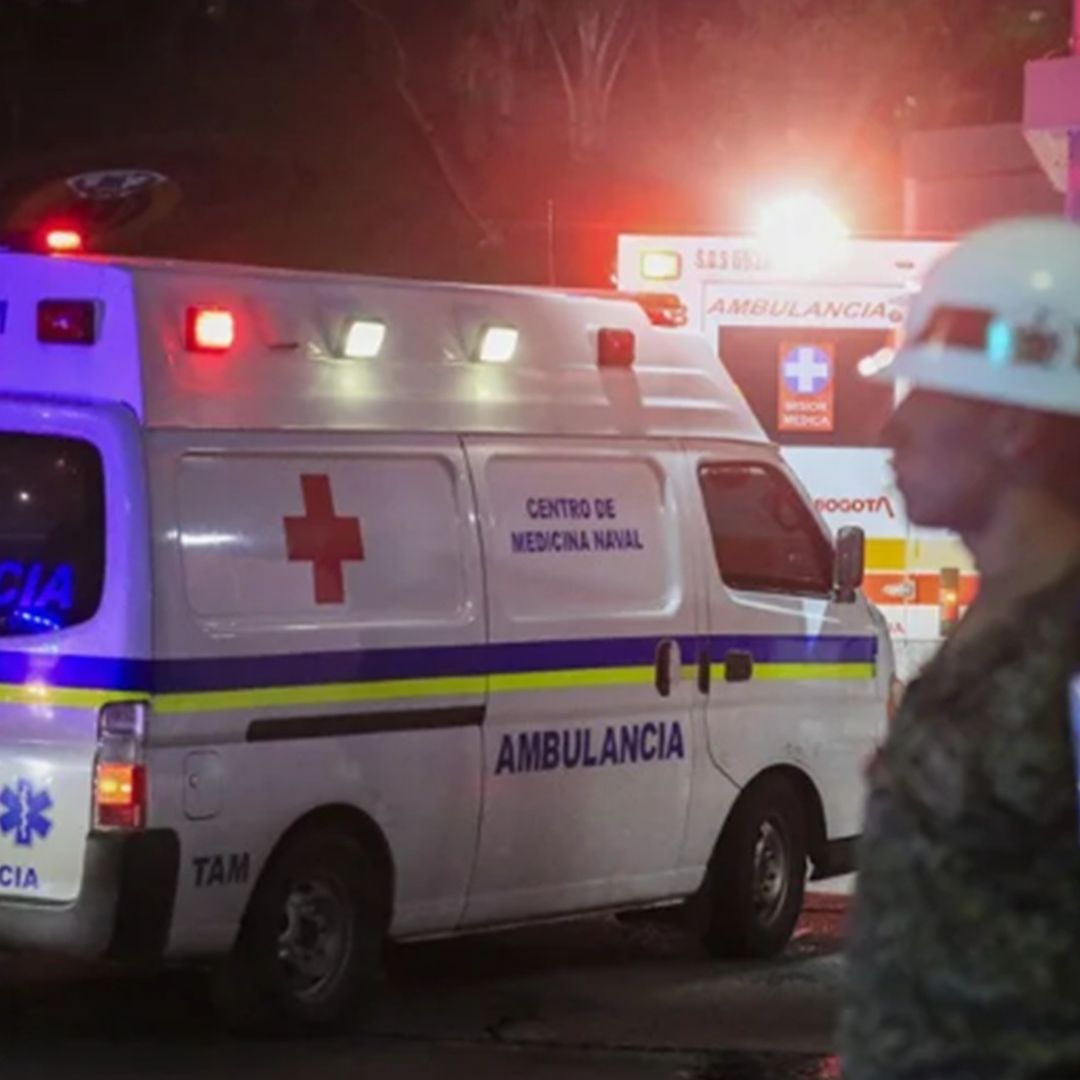 Una ambulancia llega a hospital en Colombia