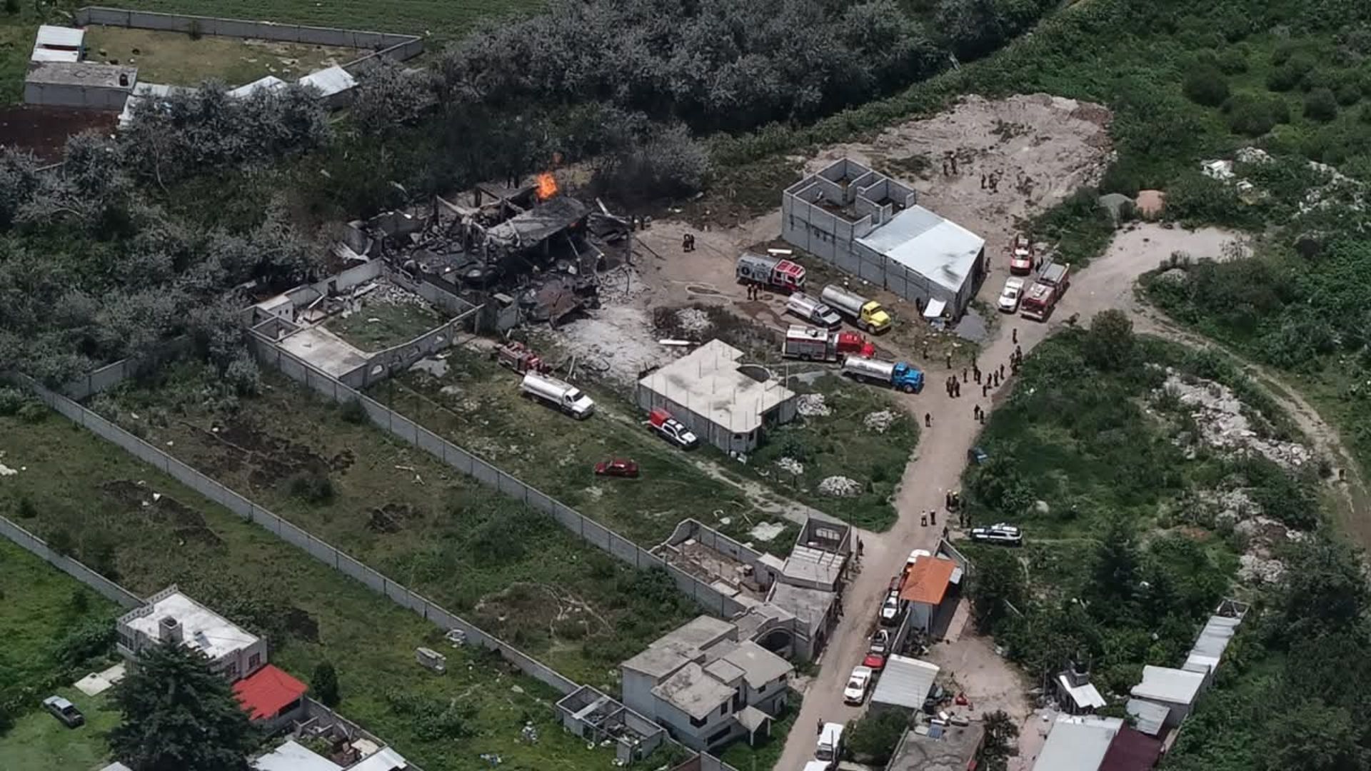 Explosión de autotanques de gas LP deja daños en inmuebles.