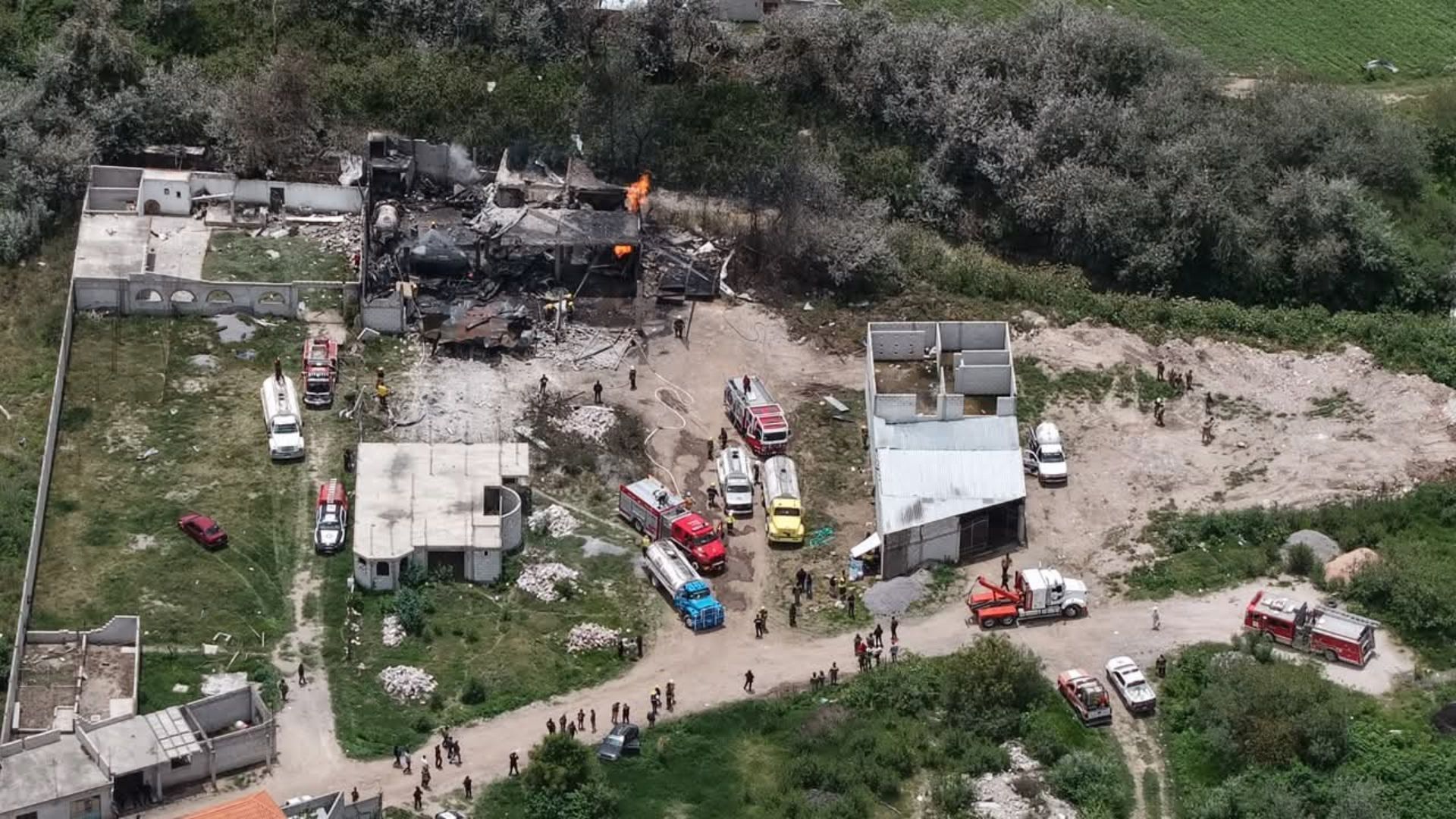 Explosión e incendio de autotanques de gas LP deja daños en Tepeaca.