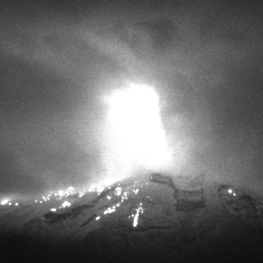 Captan actividad intensa del volcán durante la noche de hoy miércoles.