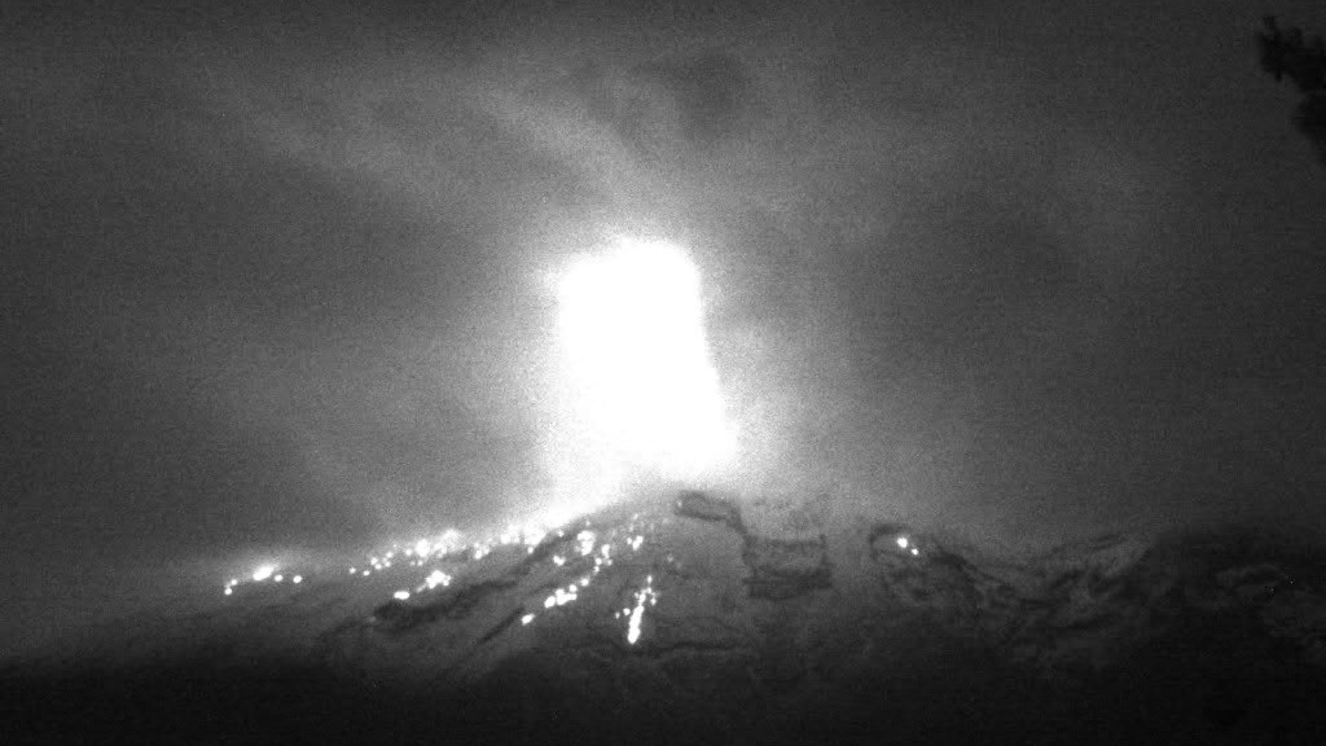 Captan actividad intensa del volcán durante la noche de hoy miércoles.