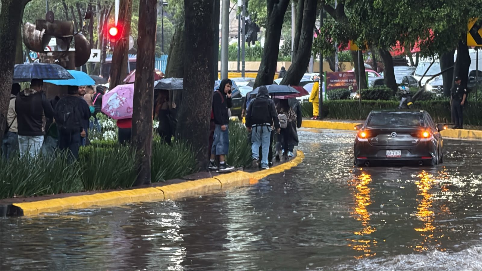 Encharcamiento en San Fernando e Insurgentes