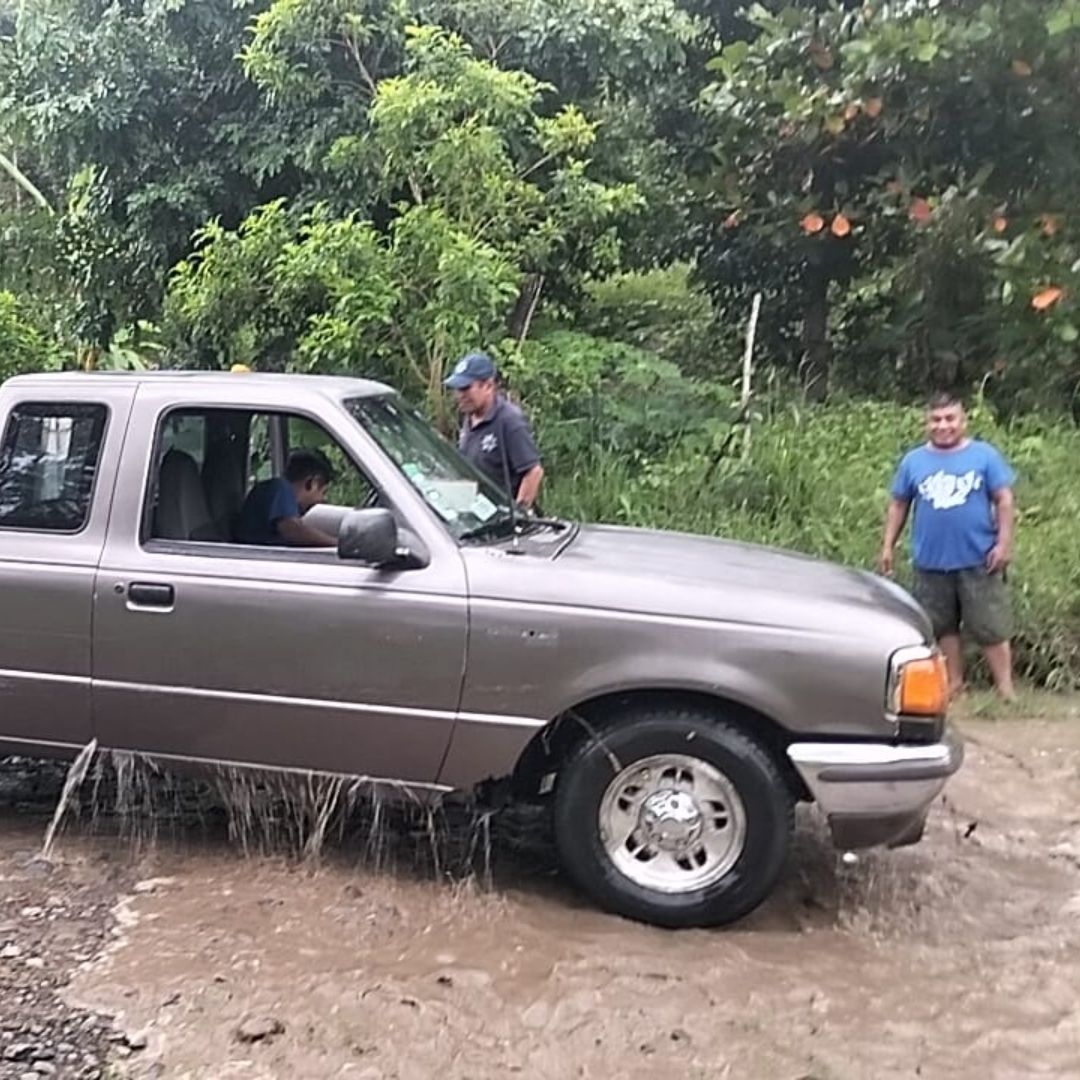 Familia de Comerciantes es Rescatada del Cauce de un Río al Norte de Veracruz