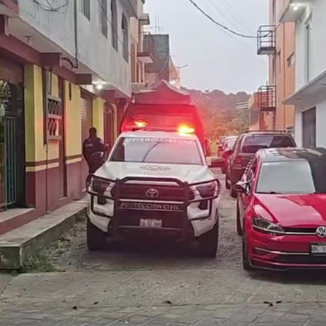 Paramédicos y Protección Civil confirmaron el fallecimiento de los tres integrantes.