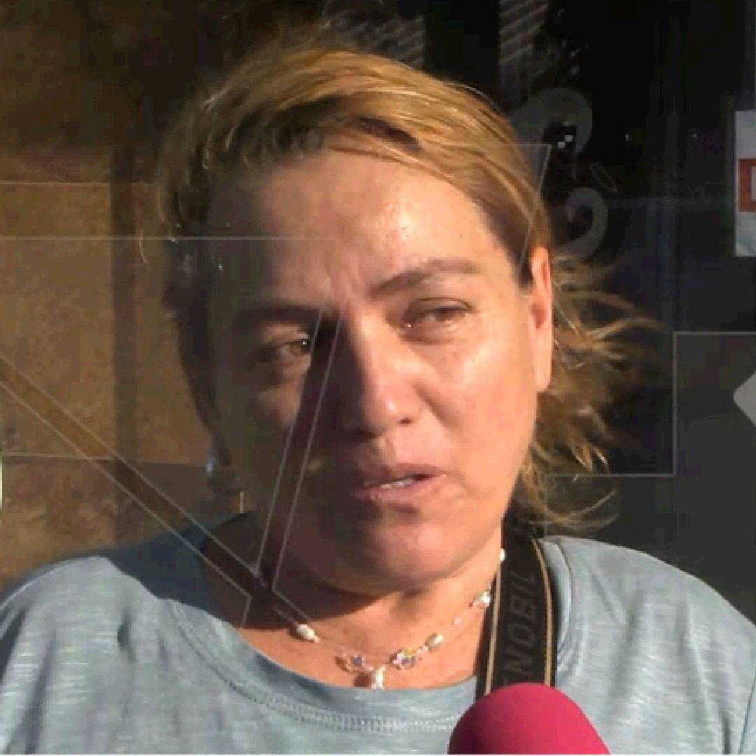 Mujer al micrófono de N+