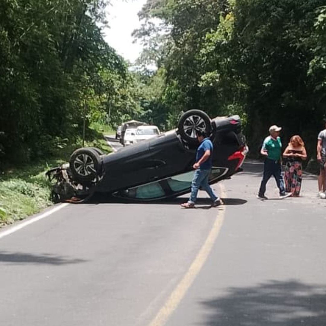 Tres personas resultaron heridas tras la volcadura de una camioneta en Veracruz