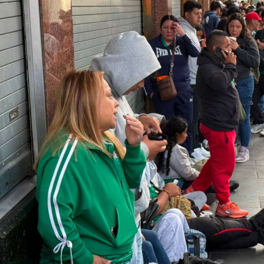 Fila para el Fan Festival en el Zócalo CDMX