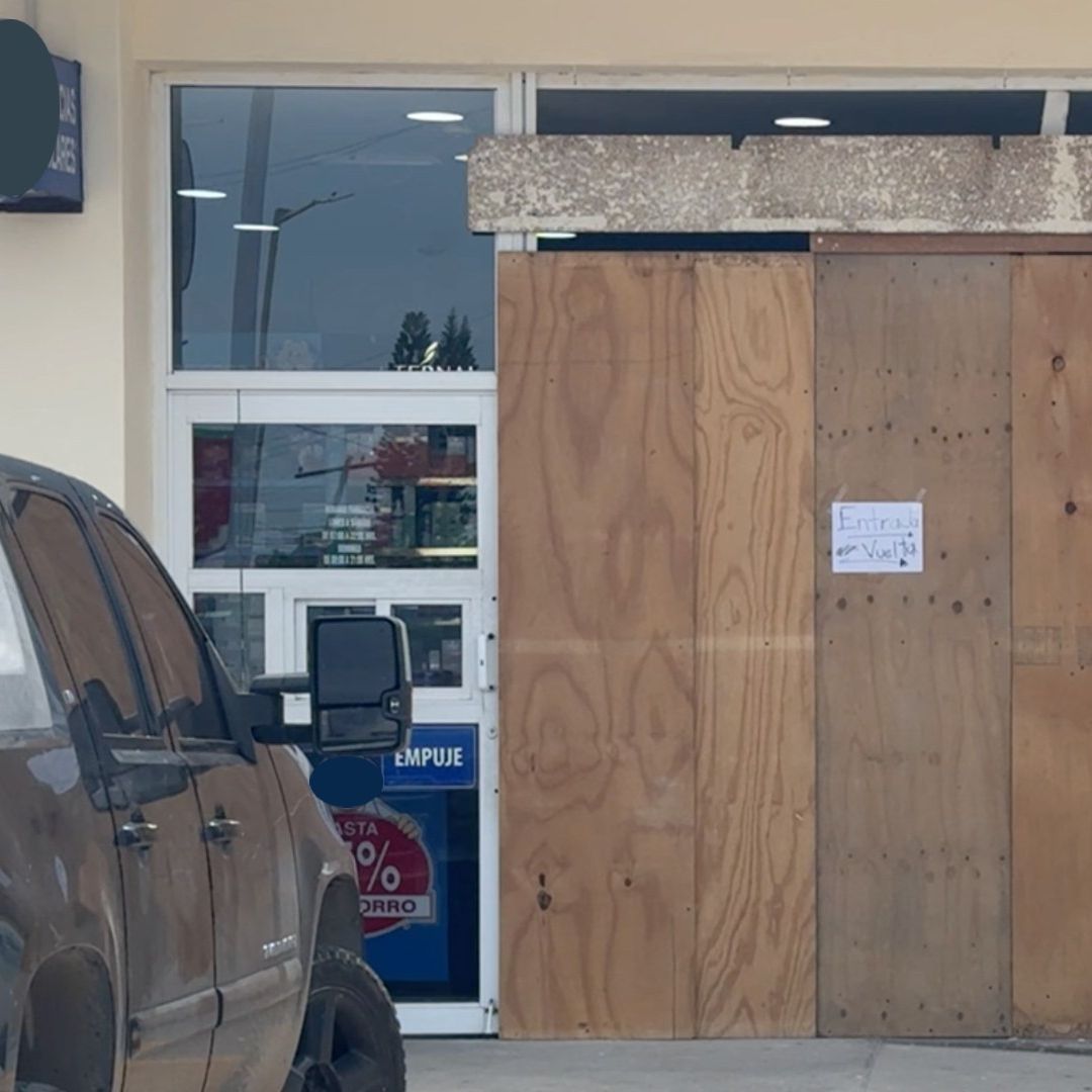 Auto se impacta en farmacia en Veracruz