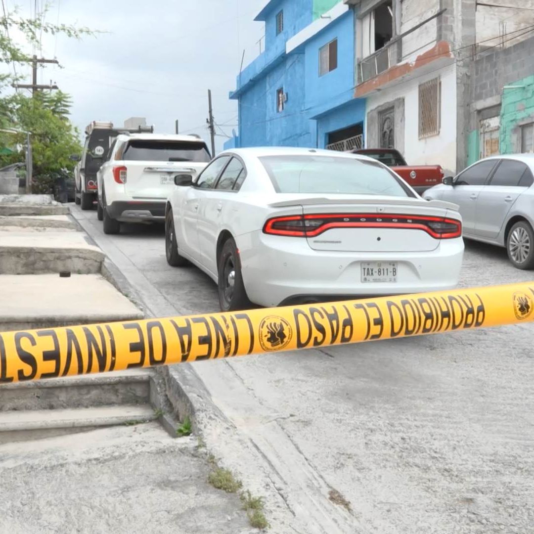 Fiscalía de Nuevo León acordona calle en Colonia Burócratas Municipales