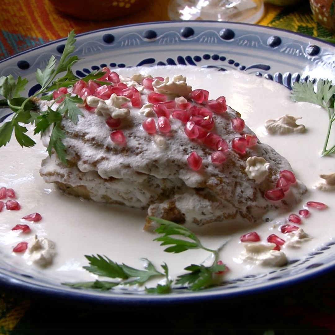 El tradicional chile va capeado y bañado en nogada.