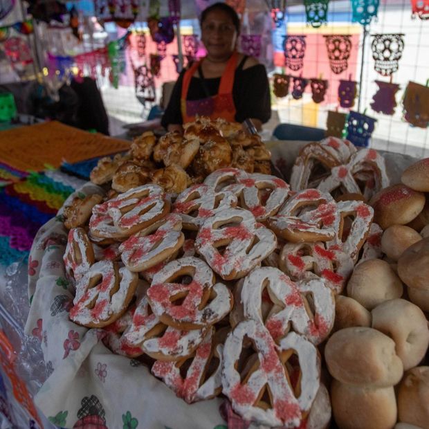 Diversidad de pan de muerto en feria por Día de Muertos en México
