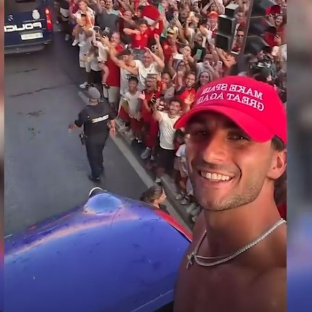 Ferran Torres, delantero de España, usó una gorra con la frase “Make Spain Great Again”