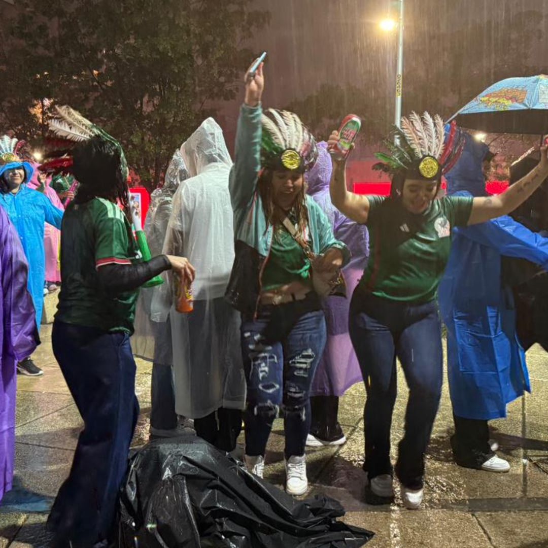 Ni la lluvia detiene a la afición