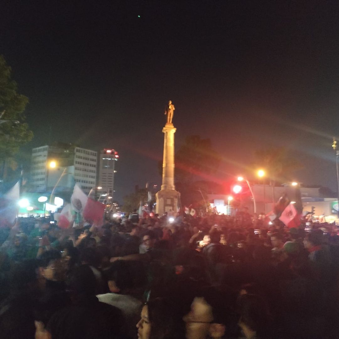 Cientos de poblanos se reúnen en los monumentos de la capital.