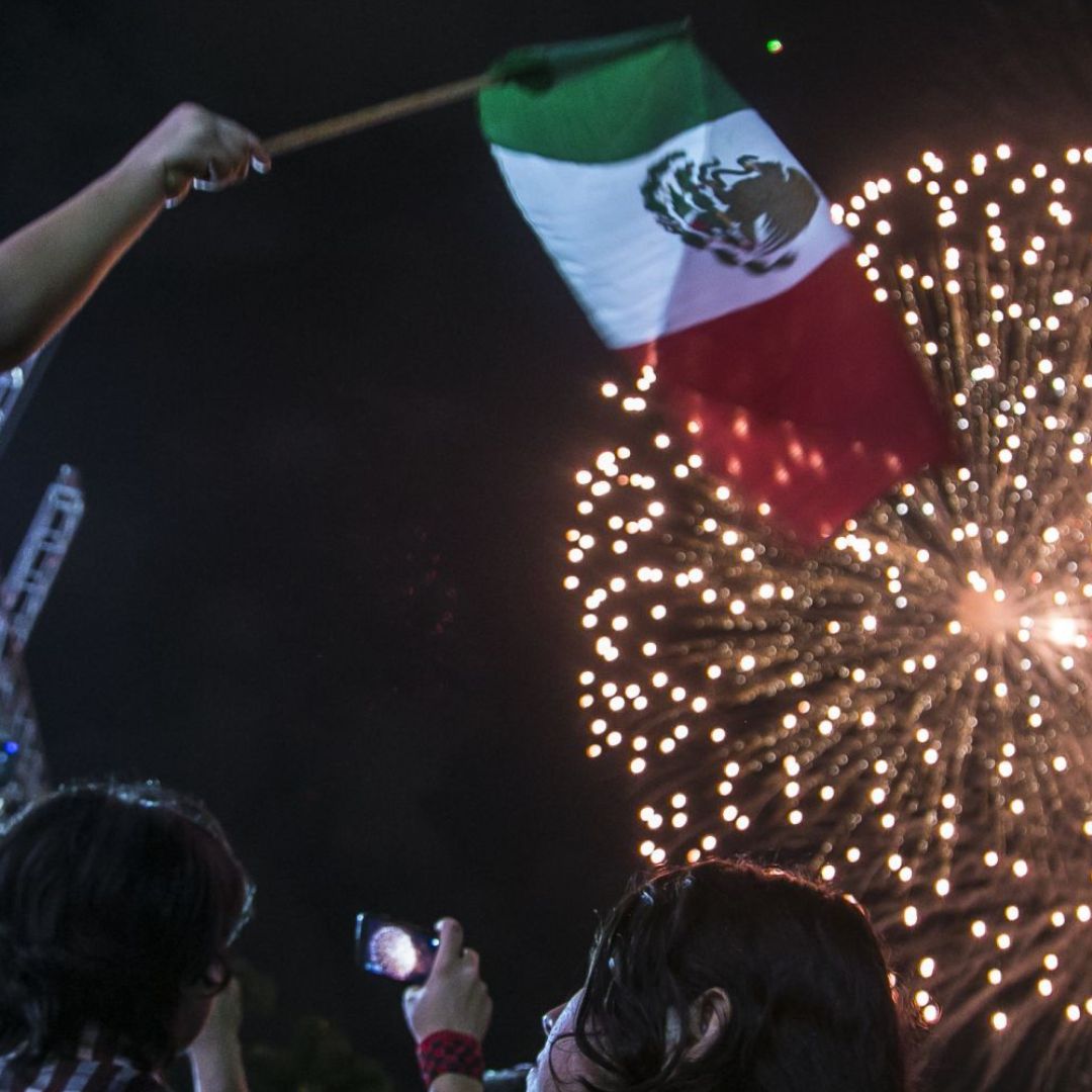 Decenas de personas durante los festejos patrios en plazas públicas de México