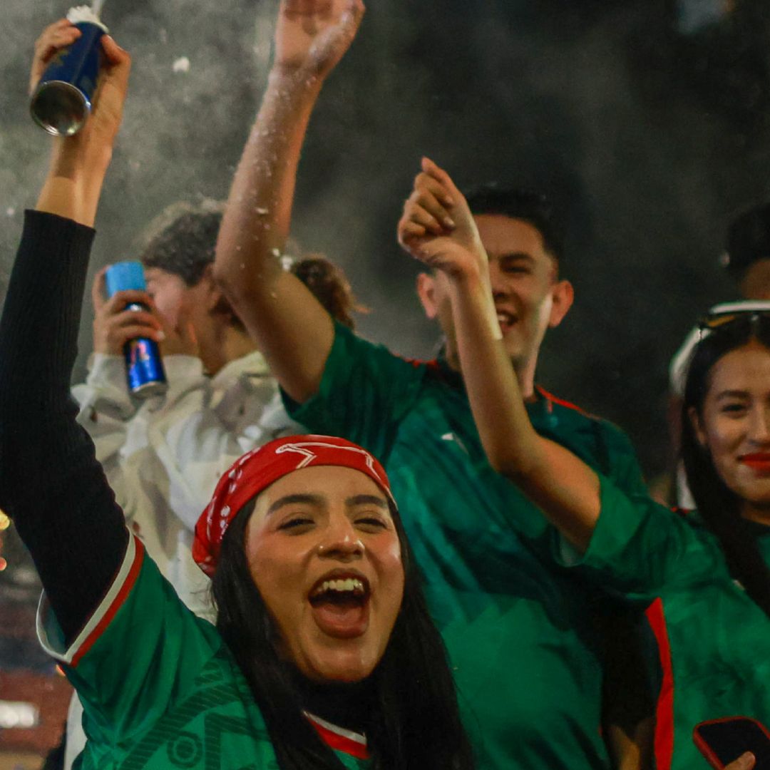 Aficionados de la Selección Mexicana celebran en el Ángel de la Independencia