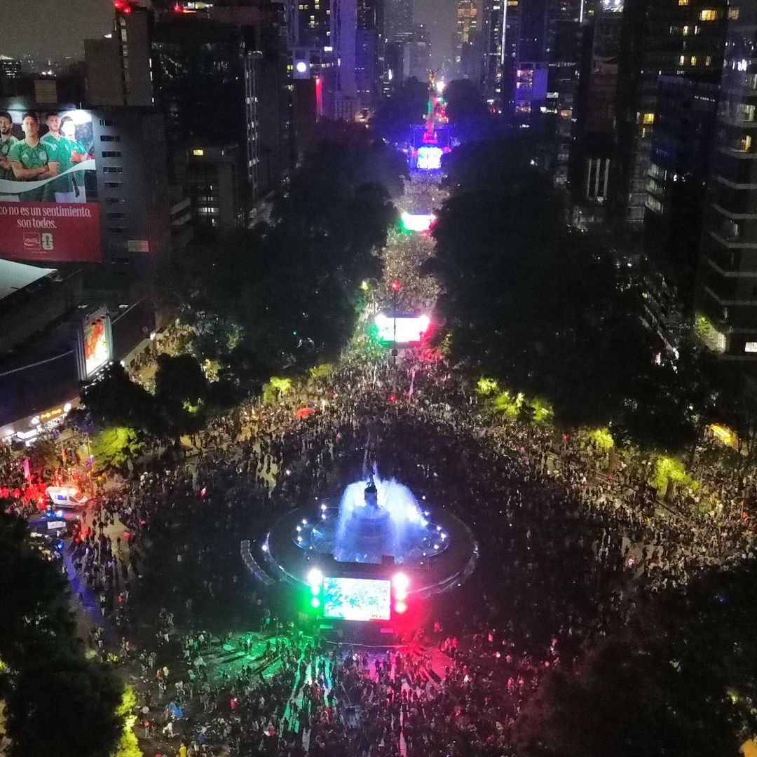 Festejos por el triunfo de México vs Ecuador en Paseo de la Reforma, CDMX