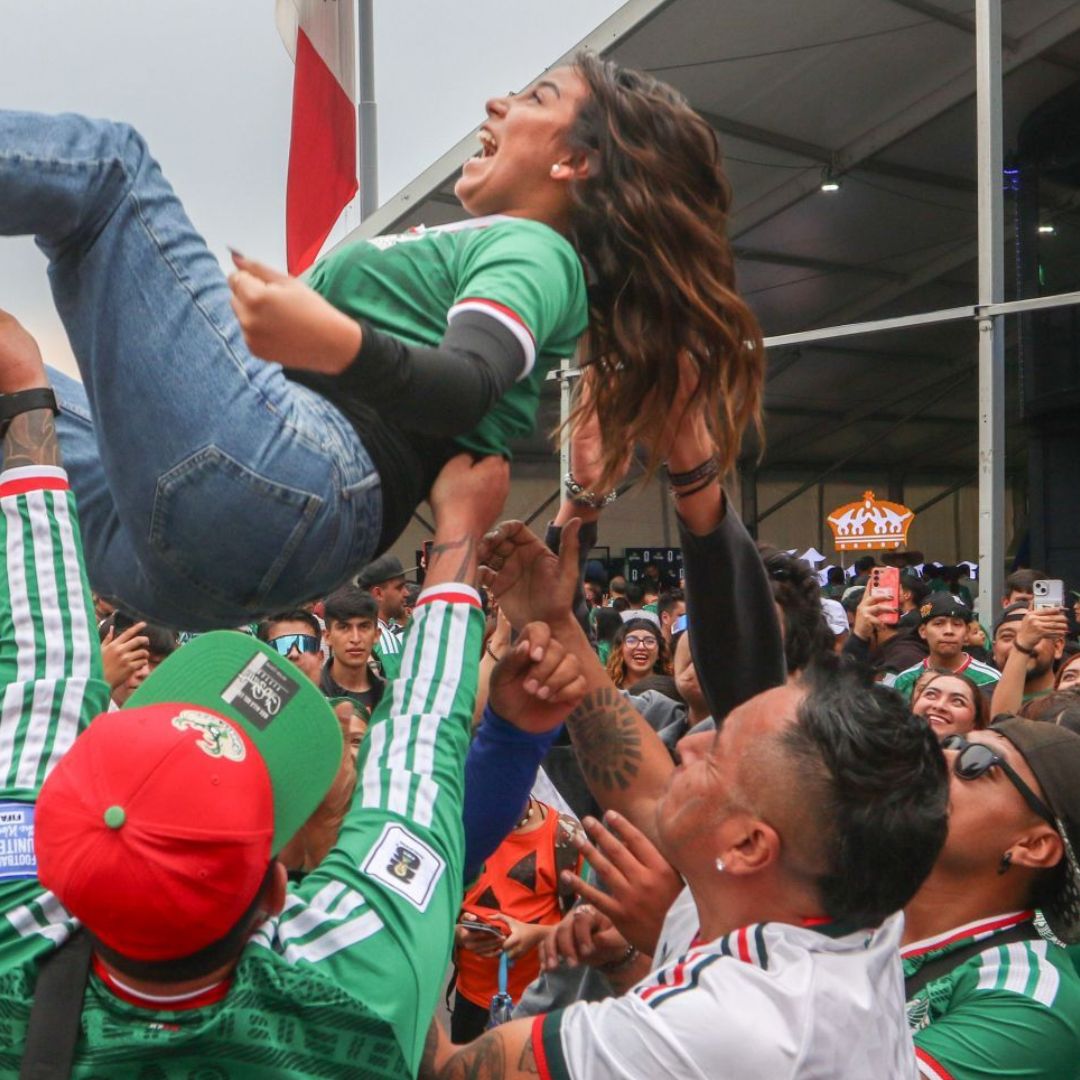 Aficionados 'vuelan' a otra asistente al Fan Fest del Zócalo.