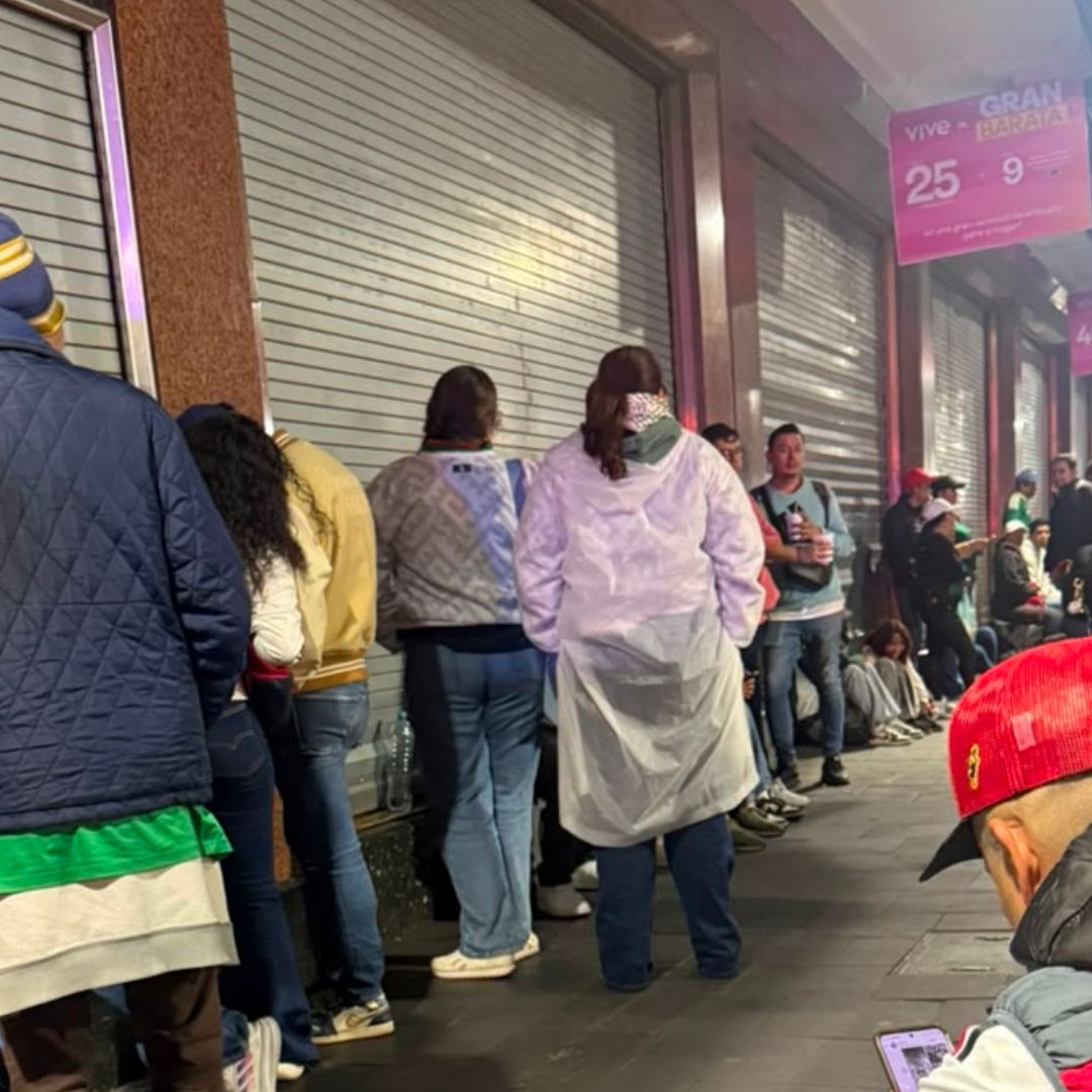 Filas afuera del Fan fest del Zócalo de CDMX para el México vs Inglaterra