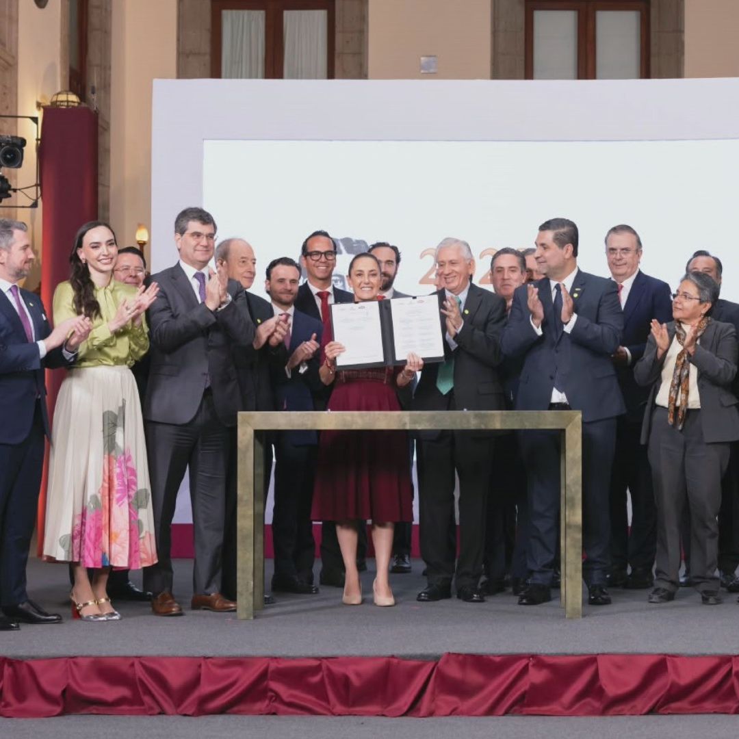 Firma del acuerdo por el acero en la conferencia mañanera