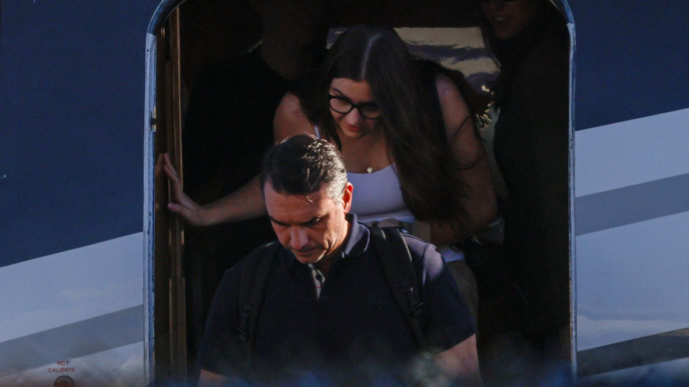 Flávio Bolsonaro Llega a EUA; lo Acogerá Gobierno de Trump tras Perder Elecciones en Brasil | N+