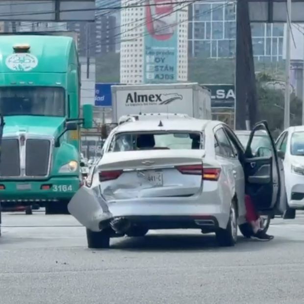 Auto impactado por el tren el cruce de Fleteros