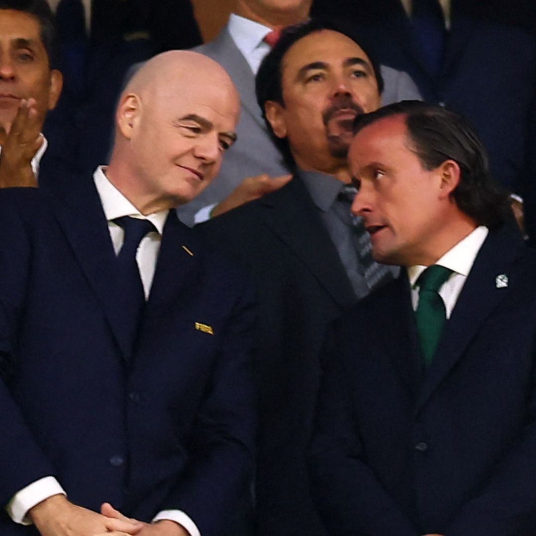 Gianni Infantino, presidente de la FIFA, conversa con Mikel Arreola, dirigente de la FMF