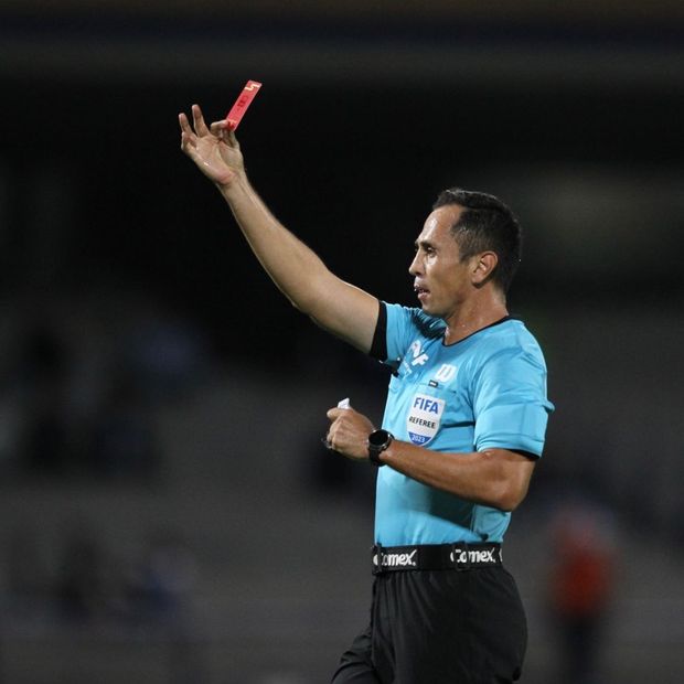 El árbitro Luis Enrique Santander muestra la tarjeta roja durante un partido de la Liga MX.